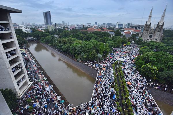 Umat muslim mengikuti aksi 313 di Kawasan Masjid Istiqlal Jakarta, Jumat (31/3). - Antara/Wahyu Putro A