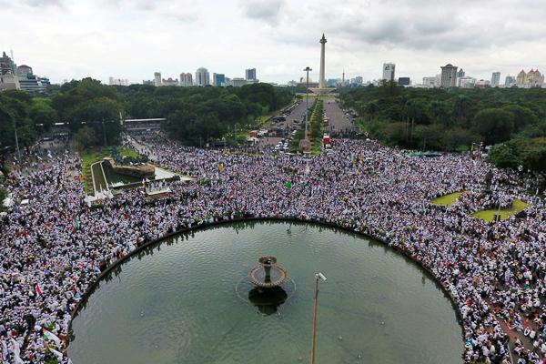 Foto aerial umat muslim mengikuti aksi 313 di Kawasan Patung Kuda Jakarta, Jumat (31/3). - Antara/Wahyu Putro A