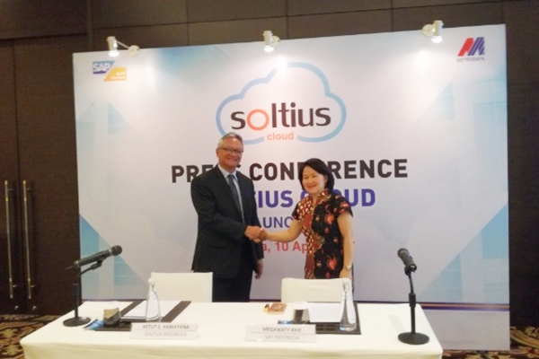 Presiden Direktur PT Soltius Indonesia Ketut S. Kamayana (kiri) dan Vice President & Managing Director SAP Indonesia Megawaty Khie (kanan) dalam Peluncuran Soltius Cloud, di Jakarta, Senin (10/4/2017) - Bisnis/Agne