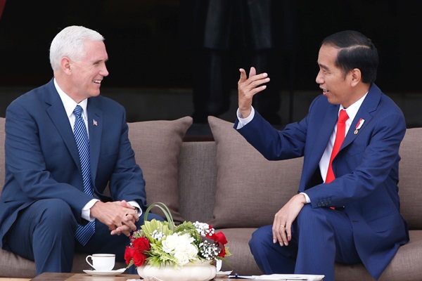 Presiden Joko Widodo (kanan) berbincang santai dengan Wakil Presiden Amerika Serikat Michael R. Pence (Mike Pence) di beranda Istana Merdeka, Jakarta, Kamis (20/4). - REUTERS/Darren Whiteside