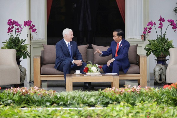 Presiden Joko Widodo (kanan) berbincang santai dengan Wakil Presiden Amerika Serikat Michael R. Pence (Mike Pence) di beranda Istana Merdeka, Jakarta, Kamis (20/4). - REUTERS/Darren Whiteside