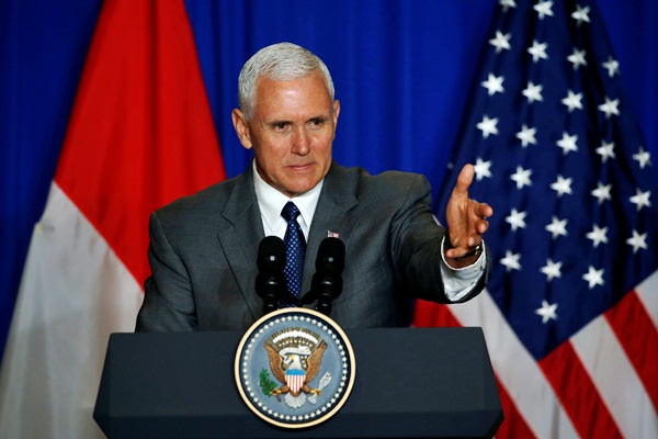 Wakil Presiden Amerika Serikat Mike Pence menyampaikan kata sambutan saat menghadiri forum bisnis, di Jakarta, Jumat (21/4). - Reuters/Beawiharta