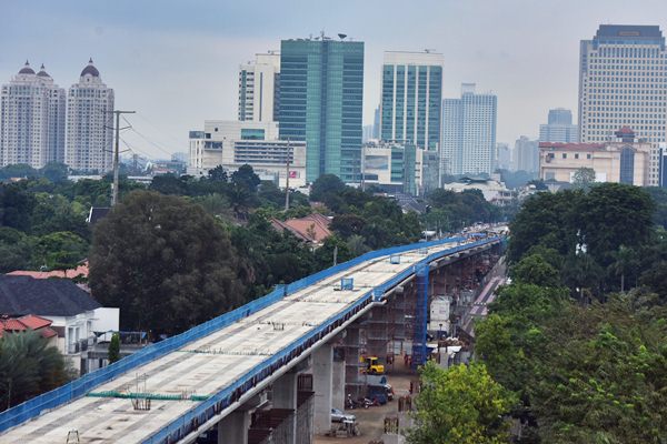 Suasana pembangunan pengerjaan proyek mass rapid transit (MRT) tahap pertama sektor layang di Kawasan Blok M, Jakarta, Sabtu (1/4). - Antara/Wahyu Putro A