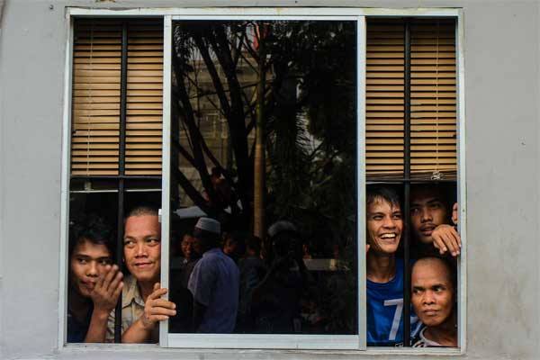Tahanan yang berhasil ditangkap menatap keluar jendela di Rutan Sialang Bungkuk Kelas 2B Pekanbaru, Riau, Jumat (5/5). - Antara/Rony Muharrman