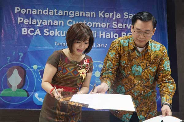 Direktur Ekuitas BCA Sekuritas, Teguh Hartanto (kanan) bersama Senior Vice President Halo BCA, Wani Sabu menandatangani naskah kerja sama layanan, di Jakarta, Rabu (10/5). - Antara