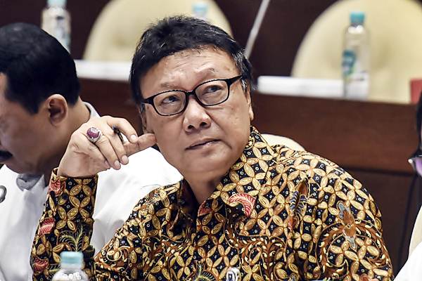 Mendagri Tjahjo Kumolo mengikuti rapat kerja dengan Komisi II DPR di Kompleks Parlemen, Senayan, Jakarta, Selasa (22/2). - Antara/Hafidz Mubarak A.