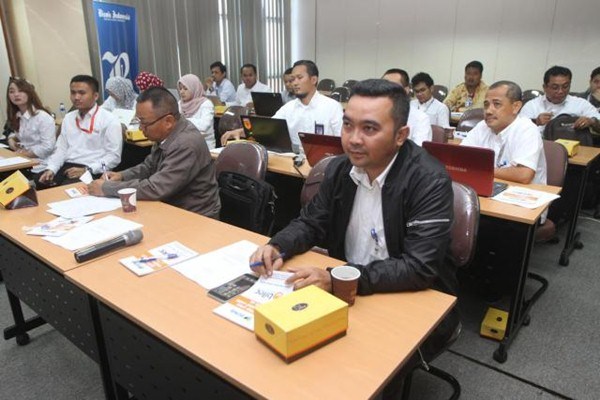 Karyawan PT Indonesia Power menyimak presentasi makalah pada pelatihan dasar jurnalistik, di Jakarta, Kamis (20/4). - JIBI/Endang Muchtar