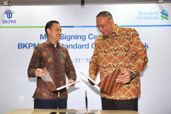 Kepala Badan Koordinasi Penanaman Modal (BKPM) Thomas Trikasih Lembong (kiri) menandatangani perjanjian kerja sama dengan CEO Standard Chartered Bank Indonesia Rino Donosepoetro di Jakarta,Rabu (31/5). - JIBI/Nurul Hidayat