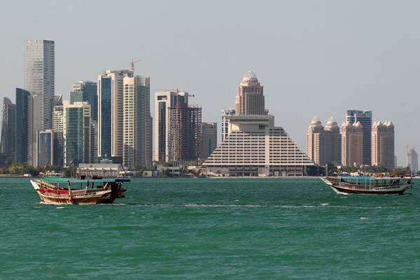 Bangunan-bangunan tampak dari garis pantai Doha, Qatar. - Reuters
