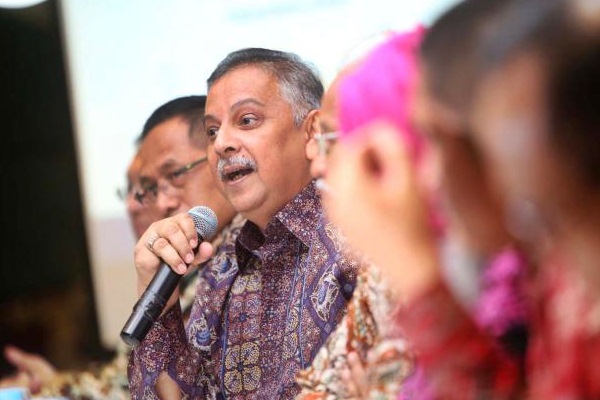 Direktur Utama Perusahaan Listrik Negara Sofyan Basir memberikan penjelasan kepada wartawan pada laporan keuangan di Jakarta,Rabu (5/4). - JIBI/Nurul Hidayat