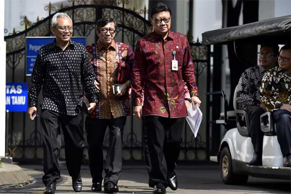 Mendagri Tjahjo Kumolo (tengah) bersama Menkumham Yasonna Laoly (kedua kiri), Seskab Pramono Anung (kanan) dan anggota Komisi II DPR Fraksi PDI Perjuangan yang juga anggota Panitia Khusus Rancangan Undang-Undang Pemilu (Pansus RUU Pemilu) Arif Wibowo (kiri) meninggalkan Kompleks Istana Kepresidenan usai melakukan pertemuan intern dengan Presiden Joko Widodo di Jakarta, Senin (12/6). - Antara/Puspa Perwitasari