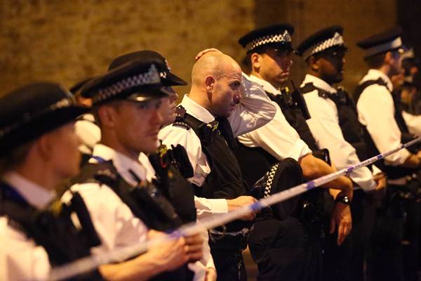 Polisi berjaga-jaga di sekitar Masjid Finsbury Park, London Utara Inggris, setelah mobil van menabrak para pejalan kaki usai salat, Senin (19/6/2017). - Reuters