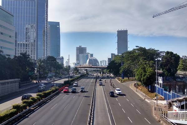 Kawasan Jalan Gatot Subroto di Jakarta Selatan terpantau lancar, Minggu (26/6/2017). - Bisnis.com/Veronika Yasinta