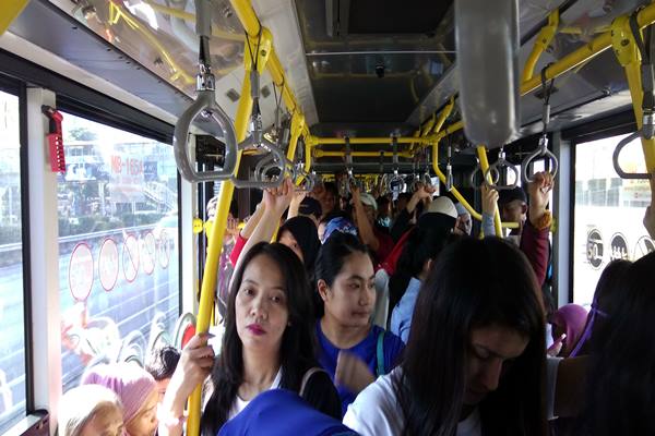 Bus Transjakarta masih jadi andalan warga Kota Jakarta saat Idulfitri, Minggu (25/6/2017). - Bisnis.com/Veronika Yasinta