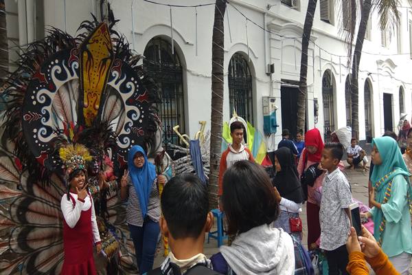 Turis memadatai kawasan Kota Tua di Jakarta Barat saat perayaan Lebaran, Senin (26/6/2017). - Bisnis.com/Veronika Yasinta