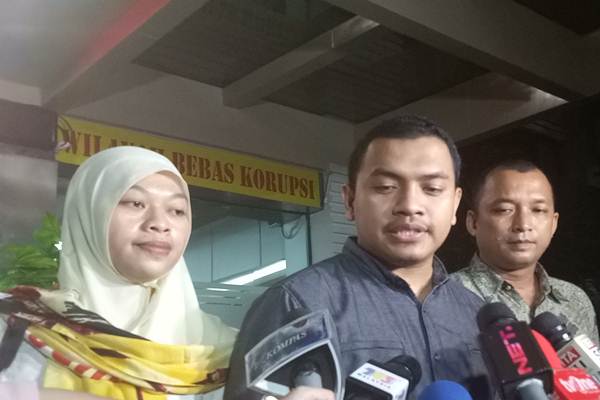 Pengacara Firza Husein, Azis Yanuar, memberi keterangan kepada pers di Polda Metro Jaya, Rabu (17/5/2017) terkait pemeriksaan Firza Husein. - Bisnis.com/Juli Etha 