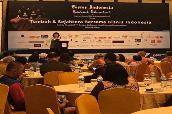 Presiden Direktur Bisnis Indonesia Lulu Terianto saat membuka acara Halalbihalal dan Agency Award Bisnis Indonesia 2017 di Hotel Novotel Mangga Dua, Kamis (13/7/2017). - .Bisnis/Annisa Margrit