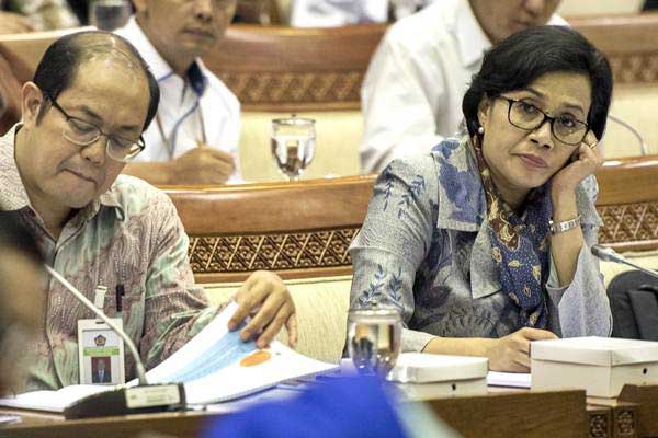 Menteri Keuangan Sri Mulyani Indrawati (kanan) menghadiri rapat kerja dengan Komisi VI DPR menggantikan Menteri BUMN Rini Soemarno di Kompleks Parlemen Senayan, Jakarta, Kamis (13/7). - ANTARA/M Agung Rajasa