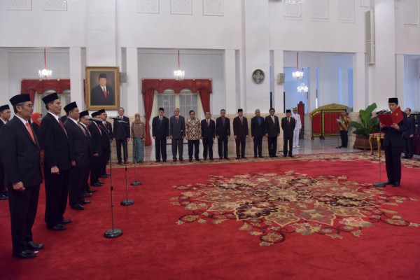 Presiden Joko Widodo melantik Dewan Pengawas dan Anggota Badan Pengelola Keuangan Haji di Istana Negara, Rabu (26/7 - 2017)/Sekretariat Kabinet