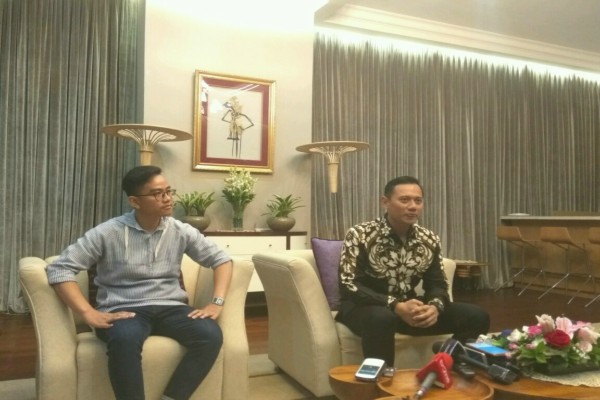 Gibran Rakabuming Raka (kiri) bersama Agus harimurti Yudhoyono - Bisnis/Gloria N. Dolorosa