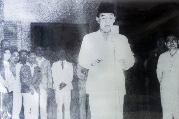 Presiden Soekarno membacakan teks Proklamasi Kemerdekaan Indonesia. - wikipedia