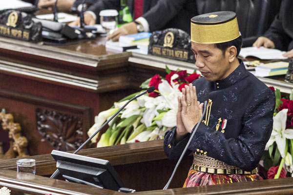 Presiden Joko Widodo memberi salam sebelum menyampaikan pidato kenegaraan saat Sidang Tahunan MPR Tahun 2017 di Kompleks Parlemen, Senayan, Jakarta, Rabu (16/8). - ANTARA/M Agung Rajasa