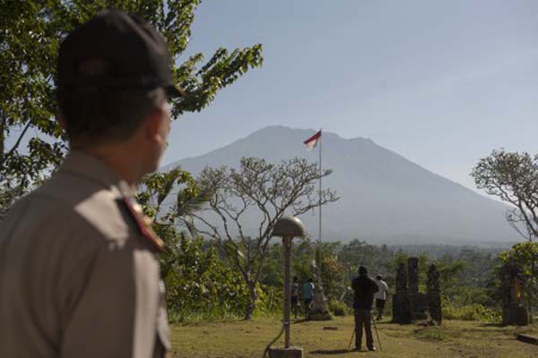 Status Gunung Agung Siaga Wisatawan Tetap Boleh  ke  Bali  