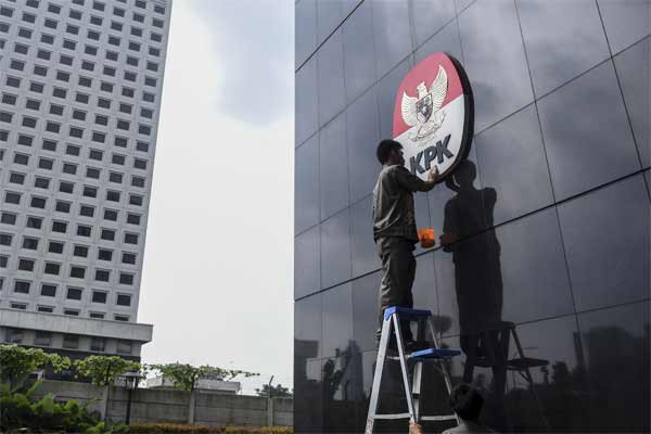 Pekerja membersihkan logo KPK, di Gedung Merah Putih, Jakarta, Senin (8/5). - Antara/Hafidz Mubarak A 
