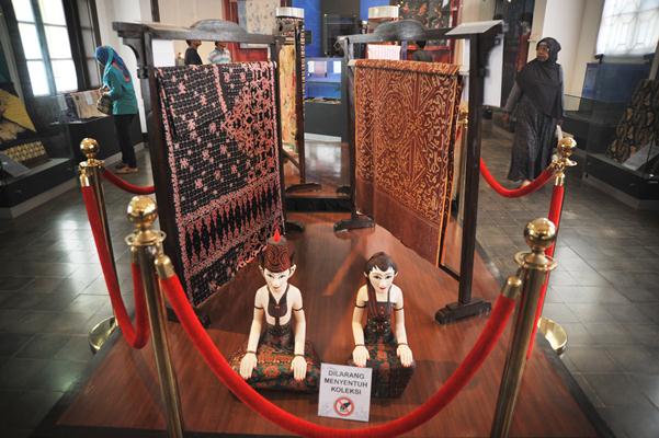 Pameran Batik  Asal Pekalongan  Karya Oey  Soe  Tjoen  