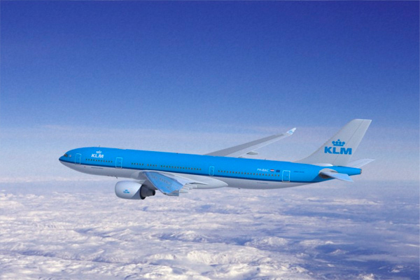 Potongan Sayap KLM Jatuh Dari Langit Menimpa Mobil