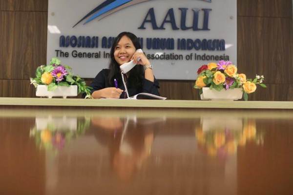 Karyawan berkomunikasi di kantor Asosiasi Asuransi Umum Indonesia (AAUI). Jakarta, Rabu (5/7). - JIBI/Nurul Hidayat