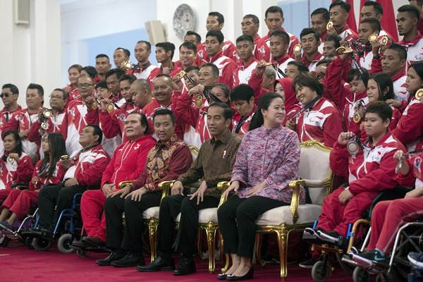 Ilustrasi: Presiden Joko Widodo (ketiga kanan) didampingi Menko PMK Puan Maharani (kedua kanan) dan Menpora Imam Nahrawi (keempat kanan) bersiap berfoto bersama para atlet dan pelatih yang berlaga dalam ajang ASEAN Paragames 2017 di Istana Negara, Jakarta, Senin (2/10). - ANTARA/Rosa Panggabean