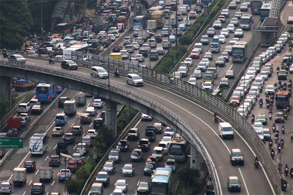 Kendaraan terjebak kemacetan di ruas jalan tol dalam kota, Jalan Gatot Subroto, Jakarta, Selasa (16/5). - Antara/Rivan Awal Lingga