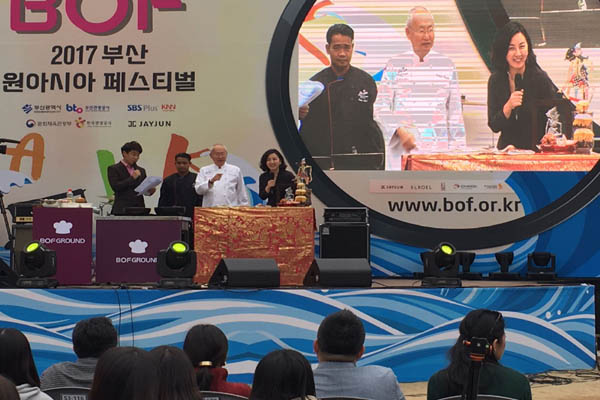 Cara William Wongso Kenalkan Makanan Favorit Barack Obama ke Warga Korea