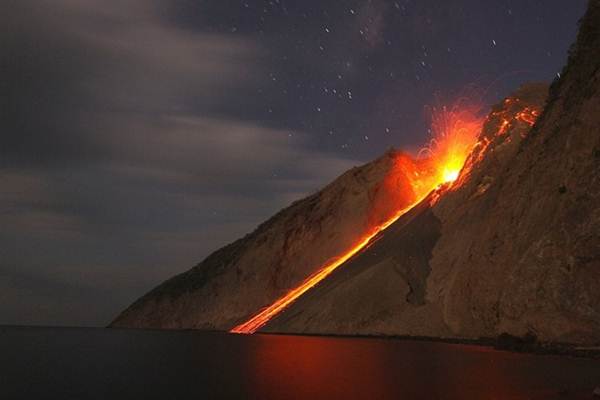 WISATA LAVA  Unik Gunung  Berapi  Ile Batu  Tara Ini Meletus 