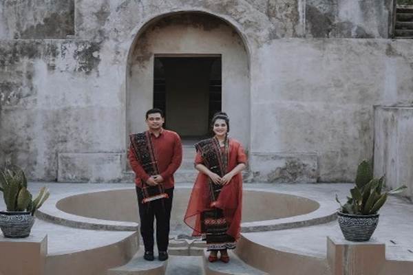 Foto Prewedding Kahiyang JokowiBobby Berbusana Batak