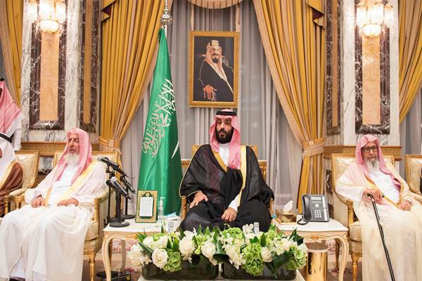 Mohammed bin Salman duduk dalam upacara pengucapan janji setia sebagai Putra Mahkota Kerajaan Arab Saudi di Mekkah, Rabu (21/6/2017). - Reuters