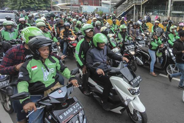Cawagub DKI Jakarta Djarot Saiful Hidayat mengendarai sepeda motor bersama rombongan ojek daring seusai menghadiri deklarasi dukungan GP Ansor kepada pasangan Ahok-Djarot untuk putaran kedua Pilkada DKI Jakarta di Jakarta, Jumat (7/4).  - Antara
