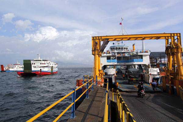 Aktivitas bongkar muat kendaraan di dermaga Pelabuhan Ketapang, Banyuwangi, Jawa Timur, Selasa (10/10). - ANTARA/Budi Candra Setya