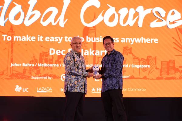 Vice President Alibaba Group Brian Wong (kanan) menyerahkan kenang-kenangan kepada Deputi Menko Perekonomian Bidang Koordinasi Ekonomi Kreatif, Kewirausahaan dan Daya Saing Koperasi dan Usaha Kecil Menengah, Rudy Salahuddin - ist