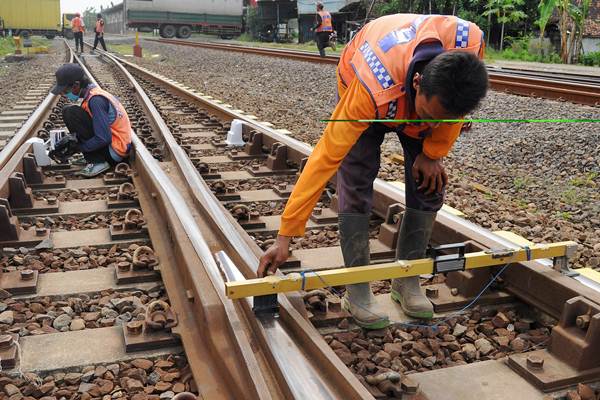 Petugas memeriksa keseimbangan ketinggian rel kereta api - Antara/Harviyan Perdana Putra