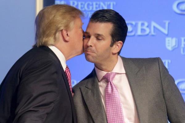 Donald Trump mencium Donald Trump Jr. saat kampanye Pilpres di Regents University, Virginia Beach, Virginia (24/2/2016). - Reuters/Joshua Roberts