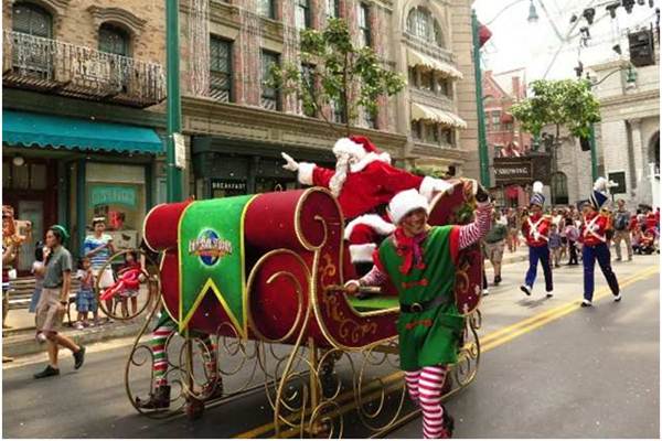 Parade Santa Claus diiringi pasukan berkostum Elf dan Marching Band dari berbagai karakter. Parade ini disiapkan Universal Studio Singapore (USS) menyambut perayaan Natal dan Tahun Baru 2018. - Bisnis.com/Feni Freycinetia