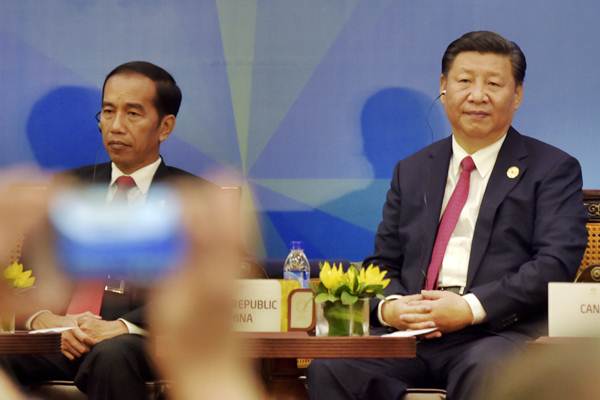 Presiden Joko Widodo (kiri) duduk berdampingan dengan Presiden China Xi Jinping saat melakukan dialog antara pimpinan negara ekonomi dengan APEC Business Advisory Council (ABAC) di Da Nang, Vietnam, Jumat (10/11). - ANTARA/Yusran Uccang