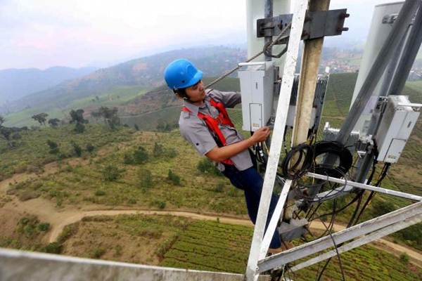 Teknisi Telkomsel melakukan perawatan jaringan di salah satu menara Base Transceiver Station (BTS) di kawasan Perkebunan Malabar, Pangalengan, Kabupaten Bandung, Jawa Barat, Kamis (14/9). - JIBI/Rachman