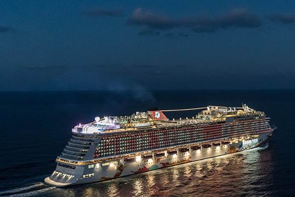 Kapal Pesiar : Genting Cruise Bersandar di Celukan Bawang - Ekonomi