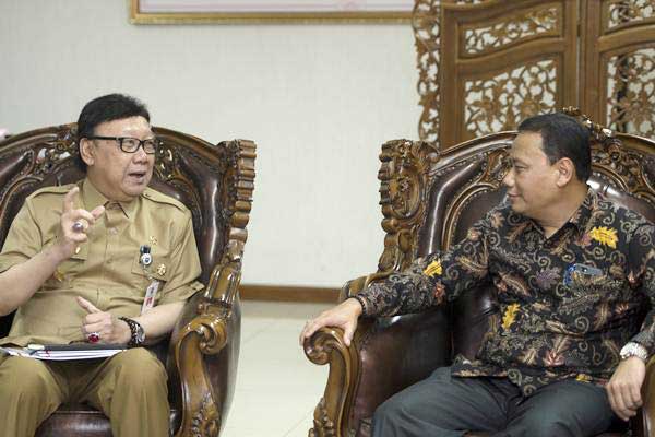 Mendagri Tjahjo Kumolo (kiri) berbincang dengan Ketua Bawaslu Abhan, di kantor Bawaslu, Jakarta, Selasa (9/1). - ANTARA/Rosa Panggabean