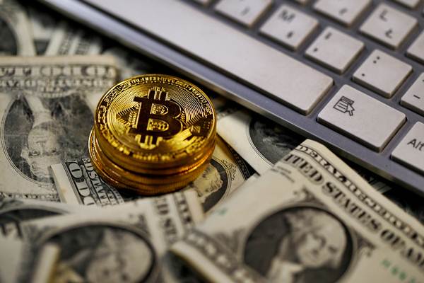 Bitcoin di atas lembaran uang dolar AS. - REUTERS/Dado Ruvic