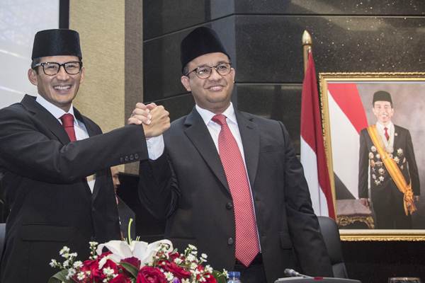 Gubernur DKI Jakarta Anies Baswedan (kanan) dan Wakil Gubernur Sandiaga Uno - ANTARA/Aprillio Akbar