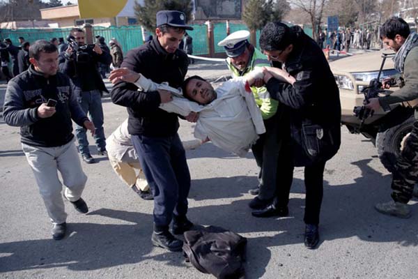 Ledakan terjadi di Kabul, Afghanistan, pada Sabtu (27/1/2018). Satu korban terluka dalam proses penanganan petugas. - Reuters/Mohammad Ismail